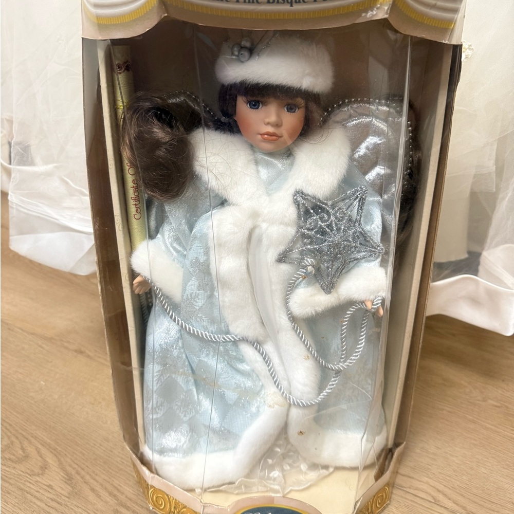 Lot of 5 porcelain dolls. 2 are new.